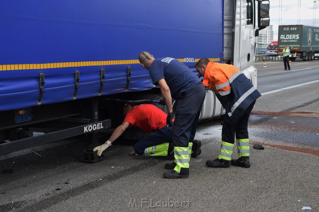 Schwerer LKW VU PKlemm A 4 Rich Olpe auf der Rodenkirchener Bruecke P310.JPG - Miklos Laubert